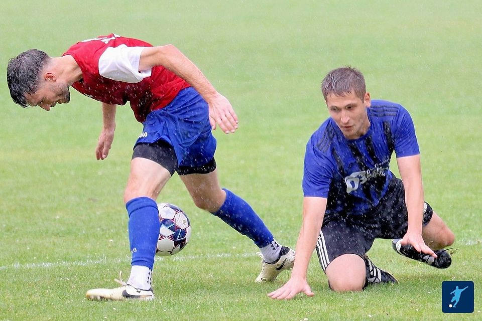 Sennfelds Michel Herbst (links) gegen Poppenhausens Nicolai Lutz