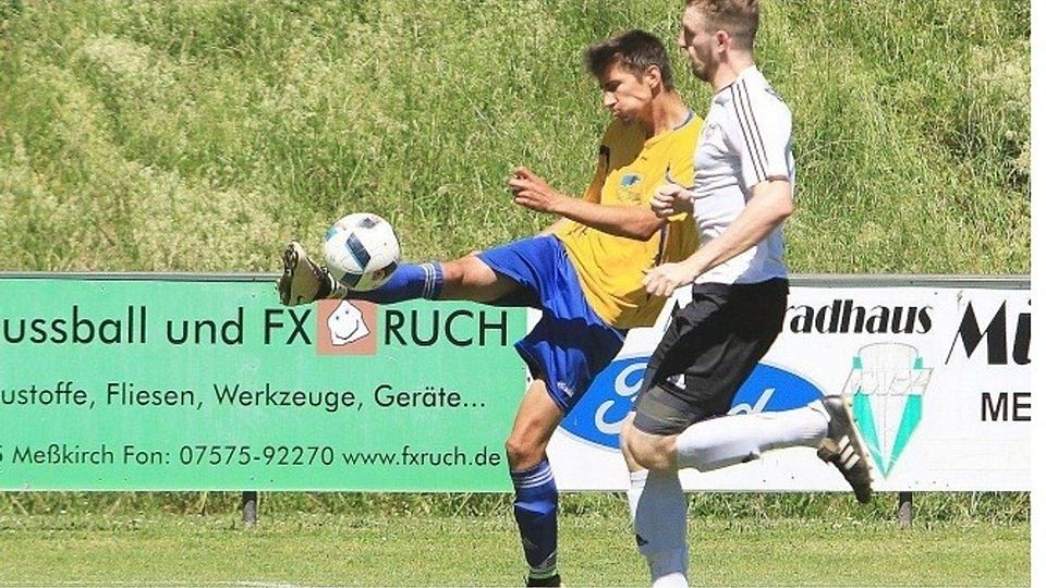 Nicolas Jengo und der SV Meßkirch müssen nach der Niederlage am Sonntag in die Relegation (Rechts: Fabian Bezikofer).  Foto: Karl-Heinz Bodon