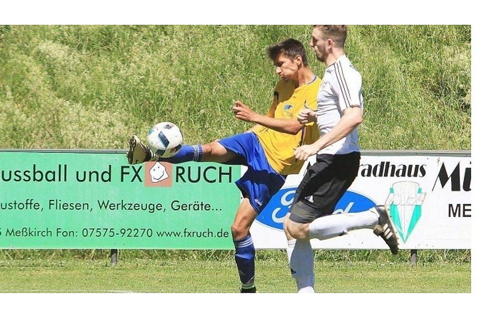 Nicolas Jengo und der SV Meßkirch müssen nach der Niederlage am Sonntag in die Relegation (Rechts: Fabian Bezikofer).  Foto: Karl-Heinz Bodon