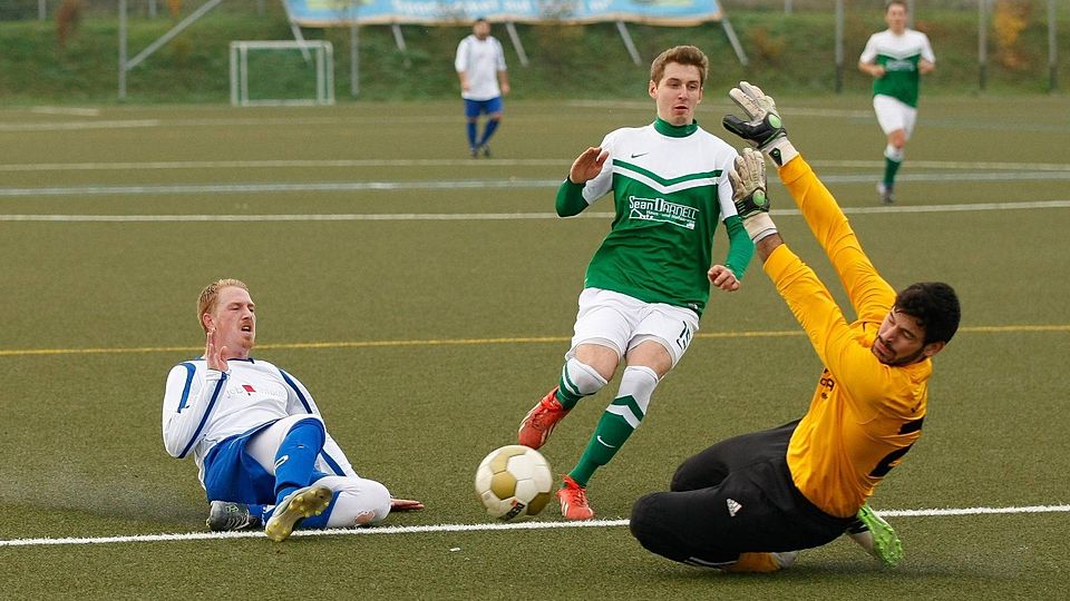 Kein Tor: Weierbachs Torwart Andre Maurer ist rechtzeitig draußen und pariert gegen den Bretzenheimer Mathias Münch (blaues Trikot). Am Ende hatte der FSV dennoch die Nase vorne.   (Foto: Dirk Waidner)