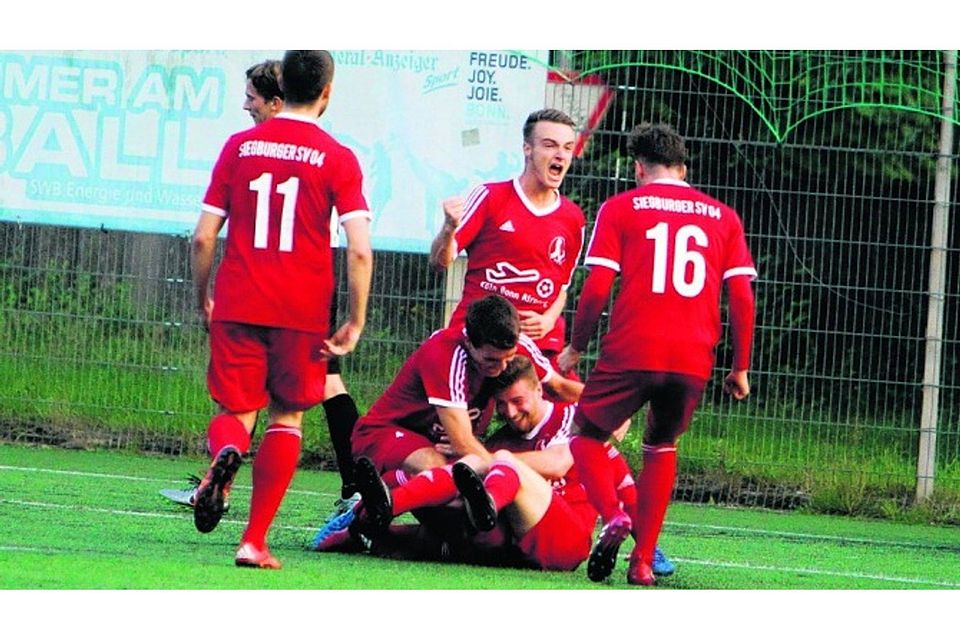 Markus Wipperfürth trifft, seine Siegburger Teamkollegen freut's.