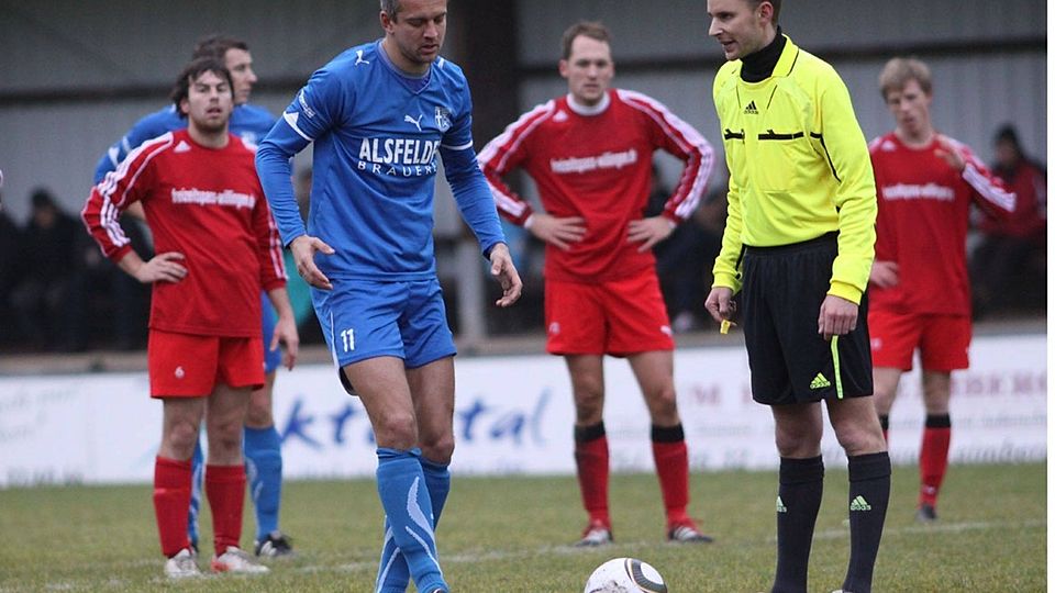 F: Wilfried Wohlfart Stanislav Szilagyi (blaues Trikot) ist mit 21 Toren der beste Torschütze der Verbandsliga Nord.
