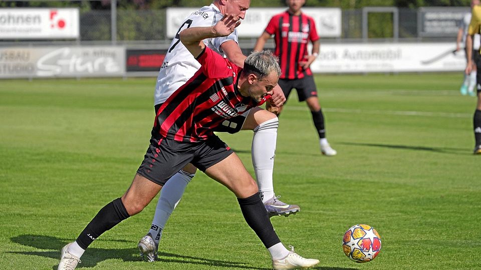Der FC Affing (vorne Manuel Tutschka) gewann das Derby gegen die DJK Gebenhofen-Anwalting (hinten Sebastian Kinzel) souverän.