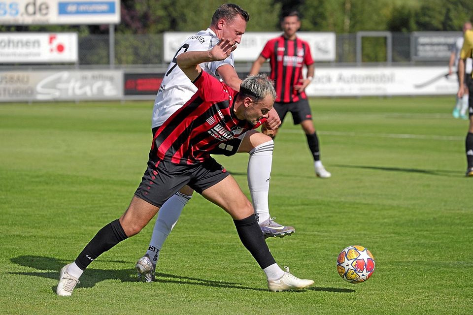Der FC Affing (vorne Manuel Tutschka) gewann das Derby gegen die DJK Gebenhofen-Anwalting (hinten Sebastian Kinzel) souverän.