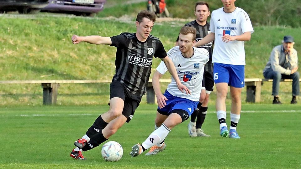 Herber Verlust: Ohlstadts Franz Leis (r.) hat sich gegen Weßling das Schlüsselbein gebrochen.