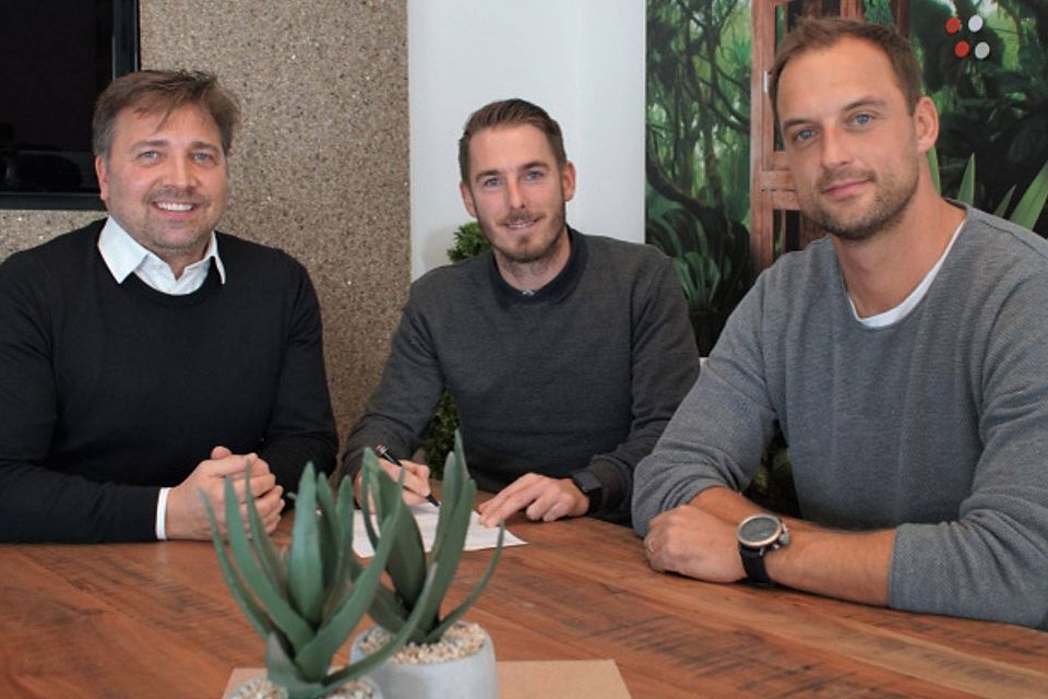 Tobias Strobl (mi.) bei der Vertragsunterzeichnung, eingerahmt von Vorstand Markus Wolf (li.) und dem Sportlichen Leiter Björn Schlicke. 