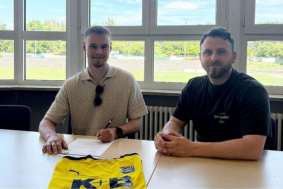 Sportlicher Leiter Roman Reinhardt (rechts) mit Neuzugang Dominik Späth. Sportlicher Leiter Roman Reinhardt (rechts) mit Neuzugang Dominik Späth.