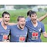 So sehen Sieger aus, die wissen, wie ein Aufstieg gefeiert wird: Die Fußballer von Union Blau-Weiß Biesfeld bejubeln den Aufstieg in die Kreisliga A. Foto:?Randow