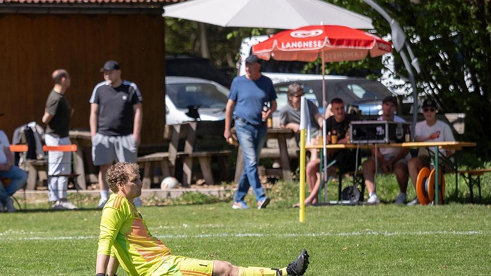 Aßlings Torwart Jonas Mertl am Boden nach der nächsten Niederlage der TSV-Reserve.