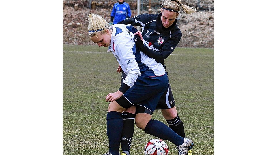 Im Zweikampf: Die Ratekauerin Josefin Jegorenko (weißes Trikot) und Aila Carolin Hartmann vom Kieler MTV. Foto: Jürgensen