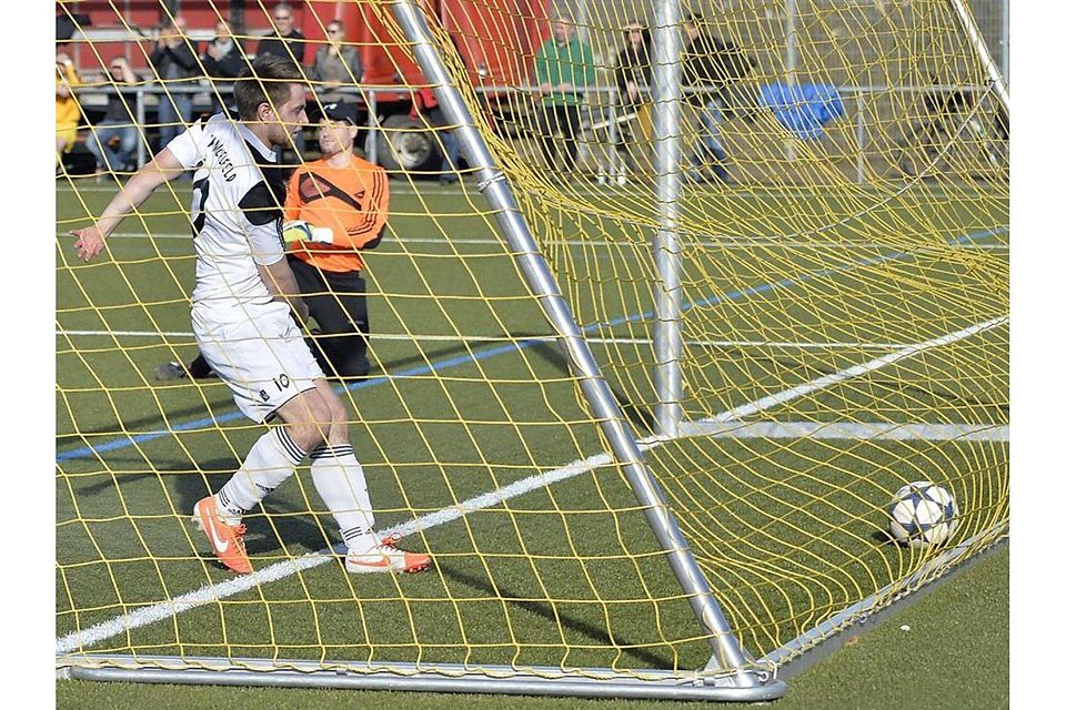 Tor für den TSV Michelfeld: Alexander Overchenko schiebt den Ball zum 1:0 gegen den SV Tüngental ins Netz. Am Ende gewinnen die Gastgeber mit 2:0.