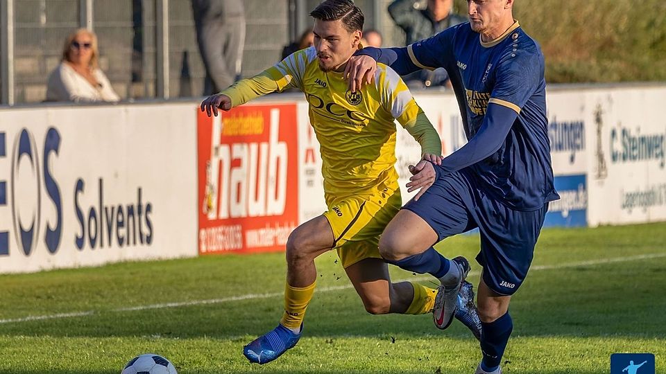 Leon Schütz (links im Bild) und sein Mannschaftskollege Fabio Ribeiro verlängern ihre Verträge beim VfB Homberg