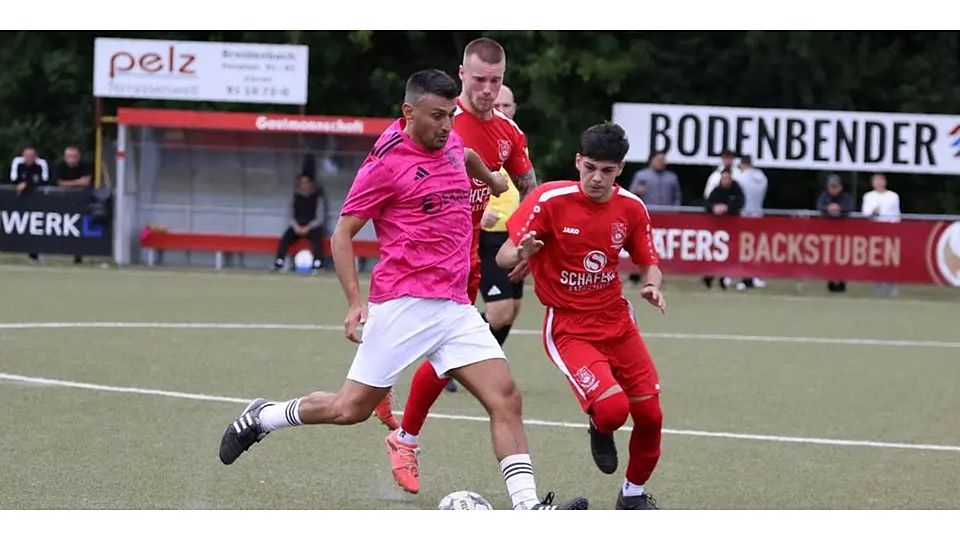 Vatanspor Daupthe und Osman Özdemir (li.) setzen sich bei der Reserve des VfL Biedenkopf und David Tudor 4:1 durch. © Jens Schmidt