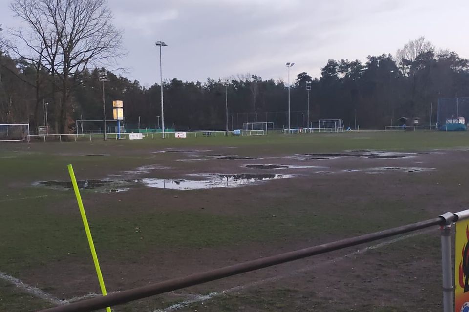 Der Mahlsdorfer Rasenplatz stand am Donnerstagabend unter Wasser.