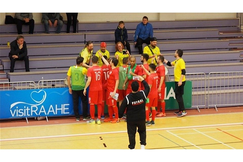 Die Futsaler des SSV Jahn 1889 bedankten sich nach dem 4:2 gegen Bern bei einer vierköpfigen Sambagruppe, die eigens zum Spiel 300 Kilometer angereist war und von einem Sponsor des Klubs aus München organisiert wurde. Foto: Christian Herbst