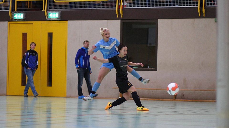 Frauenfußball in der Halle gab es im Hochstift bislang nur bei Turnieren. Doch auch Susanne Werner (l.) vom SV Upsprunge und Marie Luise Grzegorz vom TuS Sennelager könnte sich demnächst die Option Futsal eröffnen.