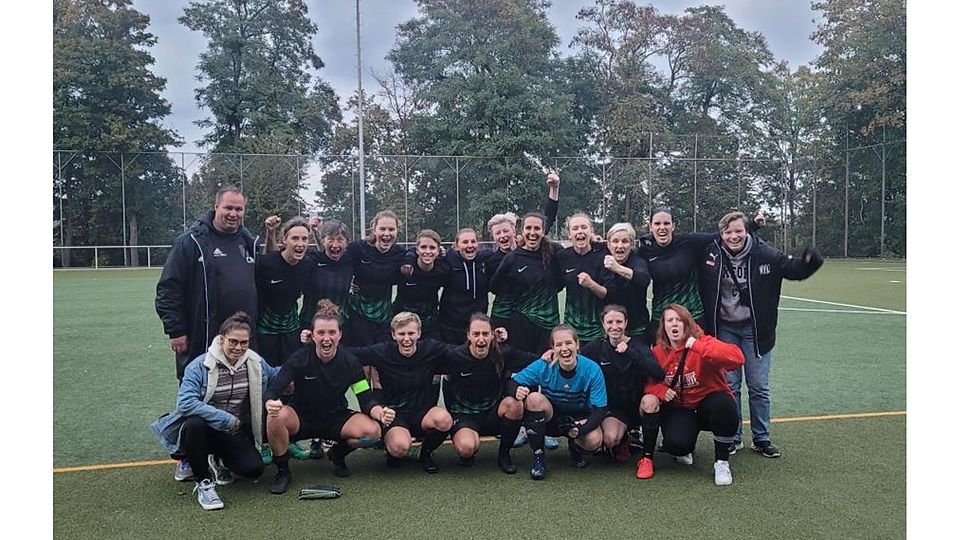 Frischgebackener Pokalsieger: Die Fußballerinnen von Schierstein 08 jubeln. Foto: FSV