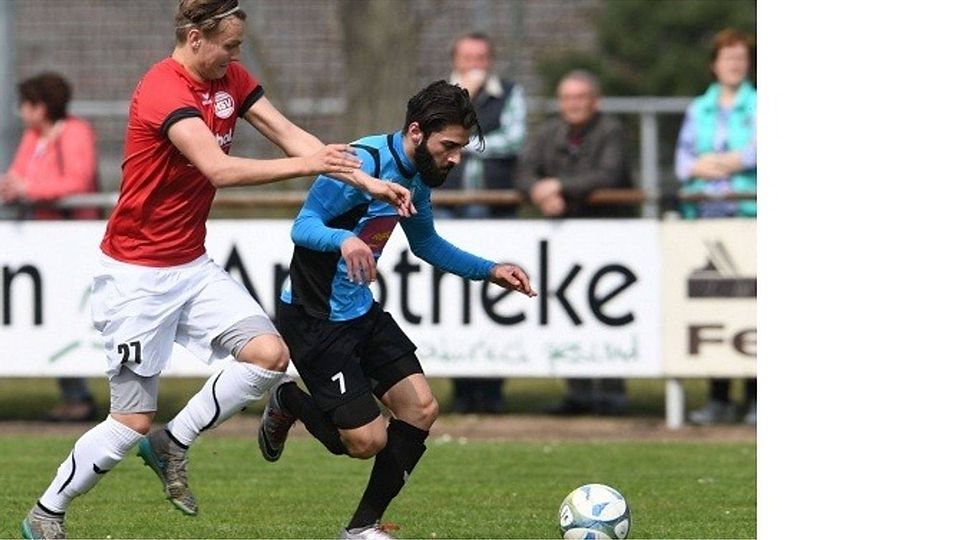 Noch einmal zuhause: Tim Dirkes (l.) und der Hövelhofer SV treten am Sonntag zum letzten Heimspiel der Saison an. F: Heinemann