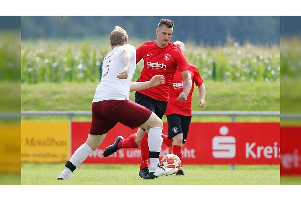 Meldete sich mit einem Dreierpack beim TSV Ummendorf zurück: Matthias Hatzing (am Ball).