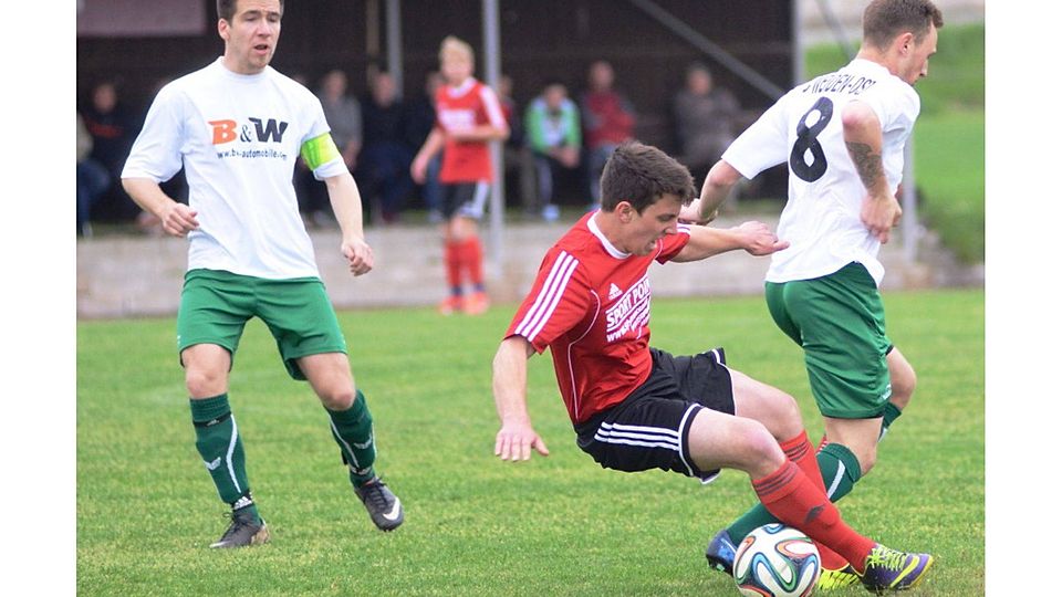 Der SC Kirchenthumbach zeigt dem FC Weiden-Ost, dass der Wiederaufstieg in die Bezirksliga kein leichter Gang werden wird. Die Dörfler-Truppe schickte die Weidener mit einer 1:3-Niederlage nach Hause. F: Nachtigall