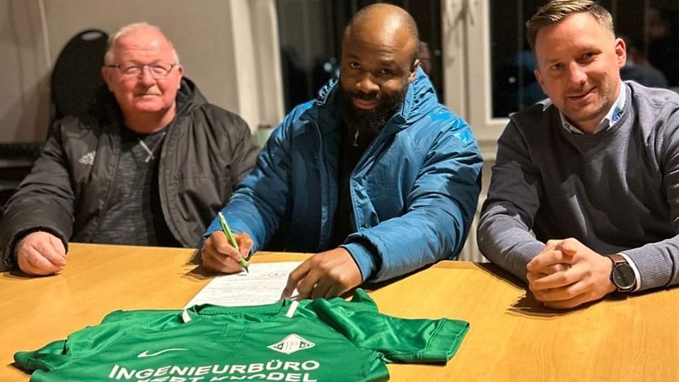 Auf dem Foto: Der künftige TSG-Coach Glody Kuba (Mitte) mit dem Sportlichen Leiter Ulrich Gaul (l.) und dem Planiger Vorsitzenden Michel Schäfer (r.)