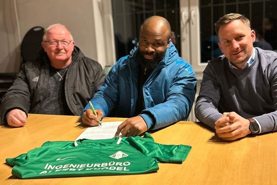 Auf dem Foto: Der künftige TSG-Coach Glody Kuba (Mitte) mit dem Sportlichen Leiter Ulrich Gaul (l.) und dem Planiger Vorsitzenden Michel Schäfer (r.)