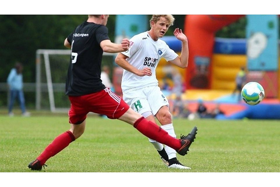 Holger Wulff (weiße Spielkleidung, im Spiel gegen Uplengen) spielt auch in der kommenden Saison in Emden.