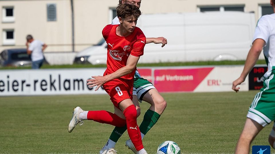 Moritz Rem (am Ball im roten Trikot) wird der Spvgg Plattling noch mehrere Wochen fehlen 