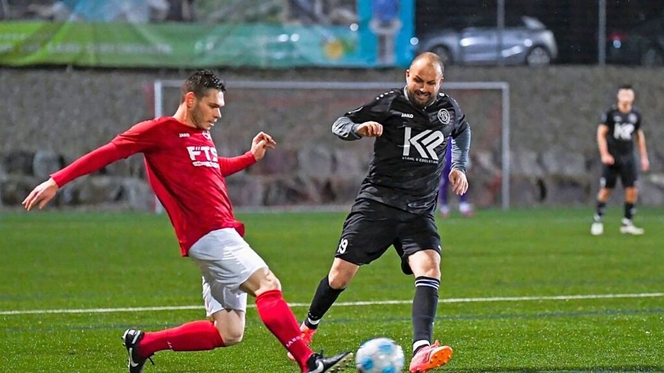 Der Chef kickt mit: Gabriel Iordan, de...Spieljahr mit seinem Team erfolgreich. | Foto: Gerd Gruendl Der Chef kickt mit: Gabriel Iordan, der 38-jährige Trainer des FC Bad Bellingen II (rechts), hier im Zweikampf mit Lukas Wetzel (SG Malsburg/Marzell-Wollbach), beendete das Spieljahr mit seinem Team erfolgreich. 