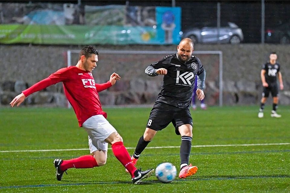 Der Chef kickt mit: Gabriel Iordan, de...Spieljahr mit seinem Team erfolgreich. | Foto: Gerd Gruendl Der Chef kickt mit: Gabriel Iordan, der 38-jährige Trainer des FC Bad Bellingen II (rechts), hier im Zweikampf mit Lukas Wetzel (SG Malsburg/Marzell-Wollbach), beendete das Spieljahr mit seinem Team erfolgreich. Der Chef kickt mit: Gabriel Iordan, de...Spieljahr mit seinem Team erfolgreich. | Foto: Gerd Gruendl Der Chef kickt mit: Gabriel Iordan, der 38-jährige Trainer des FC Bad Bellingen II (rechts), hier im Zweikampf mit Lukas Wetzel (SG Malsburg/Marzell-Wollbach), beendete das Spieljahr mit seinem Team erfolgreich.