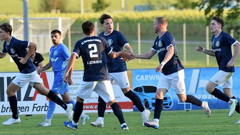 Die Fußballer des SC Oberweikertshofen (dunkle Trikots).