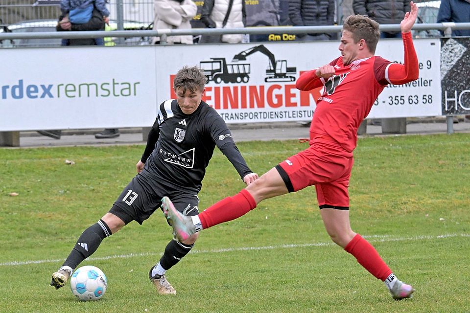 David Süß (rechts) blockte den Wiesenbacher David Berger und bleibt mit dem TSV Offingen im Titelrennen. David Süß (rechts) blockte den Wiesenbacher David Berger und bleibt mit dem TSV Offingen im Titelrennen.