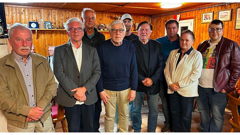 Ehrungen für langjährige Mitgliedschaft: (v. l.) Helmut Storck, Vereinschef Walter Zellner, Wolfgang Schick, Georg Appel, Felix Fischer, Bernhard Sittenauer, Thomas Sittenauer, Gerda Sittenauer und Josef Lindermayer.