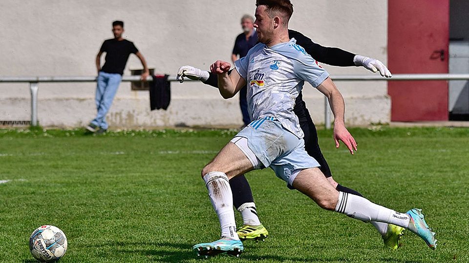 Florian Gebert auf dem Weg zu seinem zweiten Treffer. In seiner unnachahmlich dynamischen Art ließ er dem Haunstetter Torwart keine Chance und erzielte Saisontor Nummer 20. 