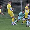 Oberweikertshofens Nico Scheibner (in Blau) im Spiel gegen den TSV Geiselbullach.