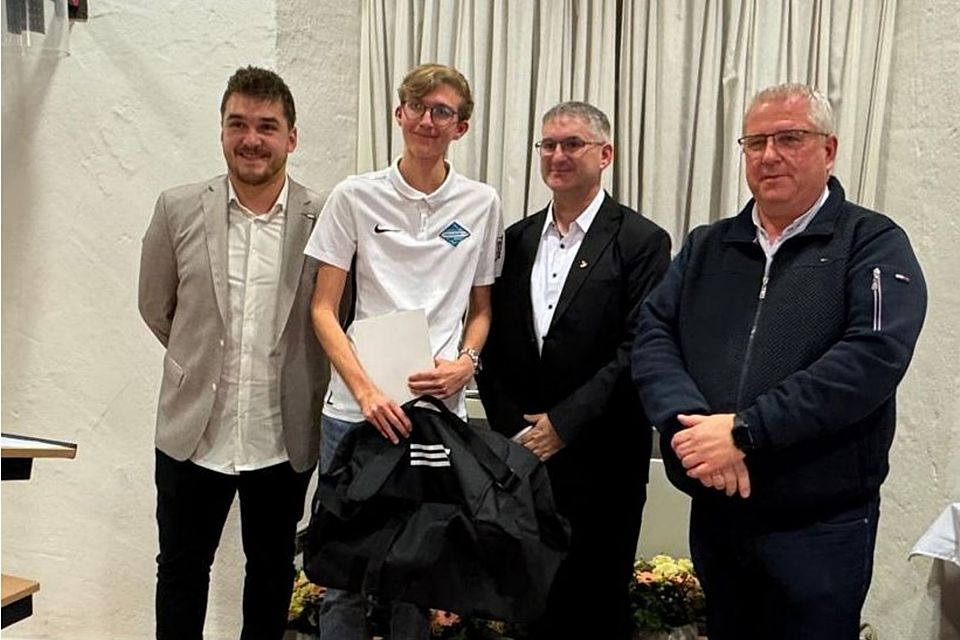 Lenny Zell (zweiter im Bild von links)