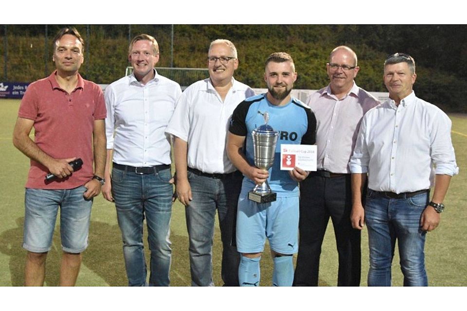 Der Fußball-Bezirksligist VfR Rüblinghausen sicherte sich als Gastgeber die Titelverteidigung beim Olper Stadtpokal. Foto: baba