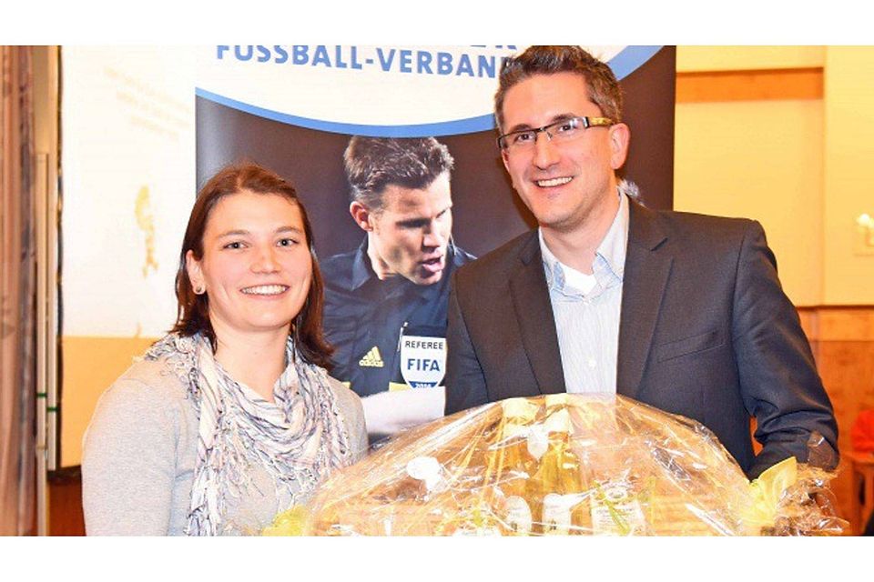 In den Kreis NM/Jura kommt sie besonders gern: FIFA-Schiedsrichterin Angelika Söder und Schiri-Obmann Dr. Sven Laumer. F: Robert Schmitt