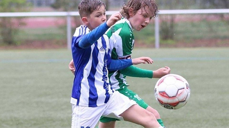 Weg da: Luca Marschall vom FSV Bernau setzt sich hier gegen seinen Gegenspieler durch. Die Bernauer mit ihrem jungen Jahrgang spielen eine gute Saison in der D-Landesliga.  ©Marko Ritzki