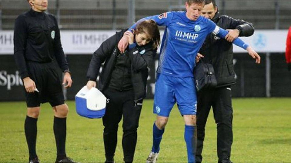Kickers-Kapitän Tobias Feisthammel verletzte sich beim 5:0 gegen den TSV Ilshofen am Sprunggelenk – möglicherweise ist die Saison für den Abwehrspieler gelaufen. Pressefoto Baumann