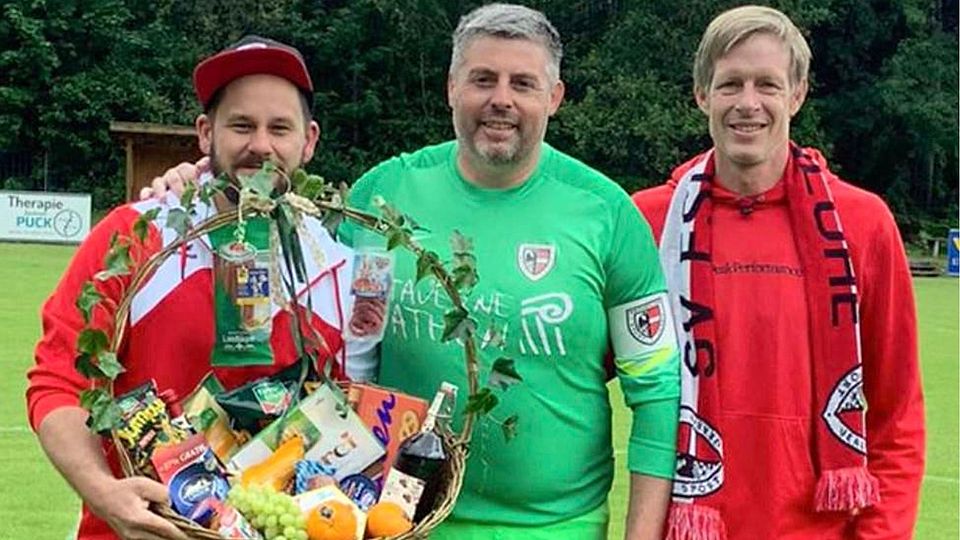 Markus Jais (Mitte) bekam zum Abschied einen Geschenkekorb vom SV Eschenlohe