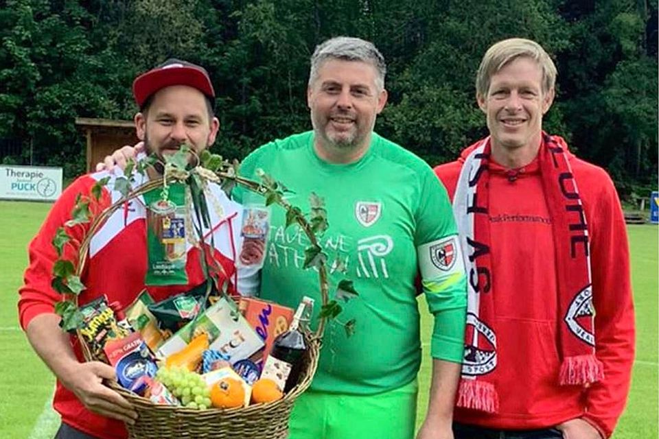 Markus Jais (Mitte) bekam zum Abschied einen Geschenkekorb vom SV Eschenlohe