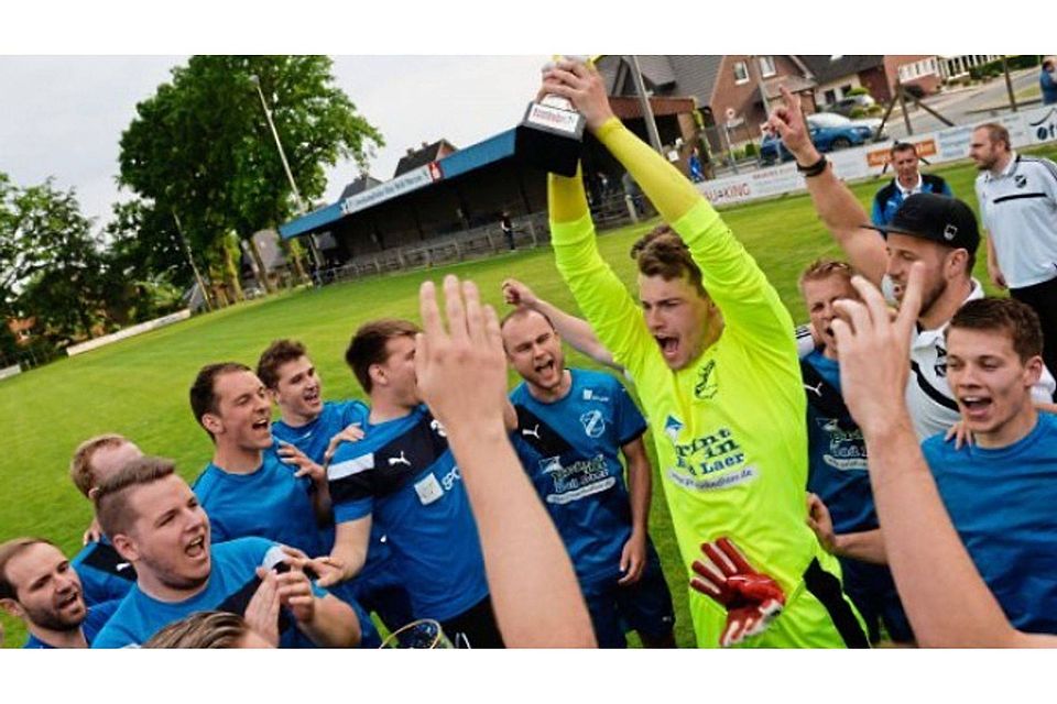 Ausgelassene Freude: Nach dem Erfolg bei Blau-Weiß Merzen halten die Fußballer vom SV Bad Laer den Kreispokal in den Händen. Foto: Rolf Kamper
