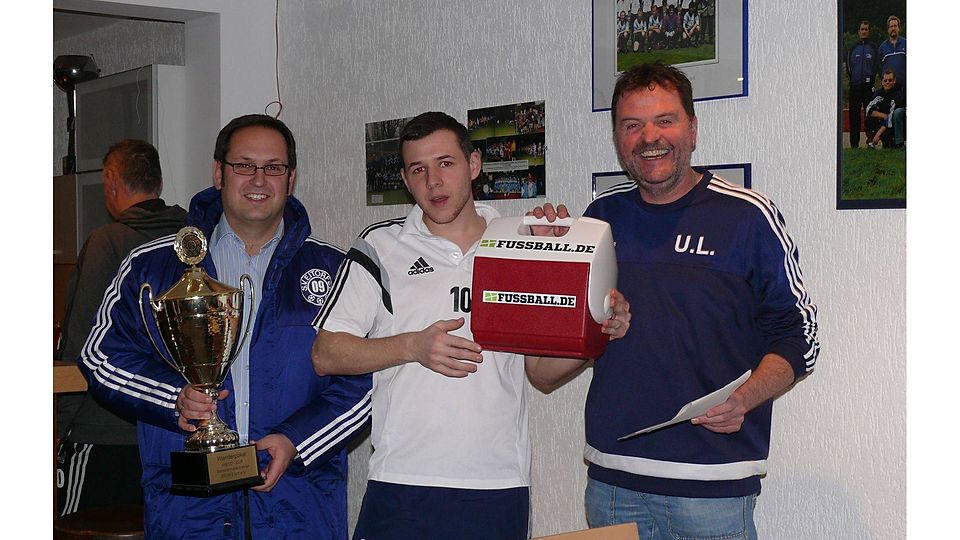 Eitorfs Geschäftsführer Uli Lichius (r.) überreicht den Pokal an Hangelars Kapitän Tobias Rieske -  Foto: Vianden