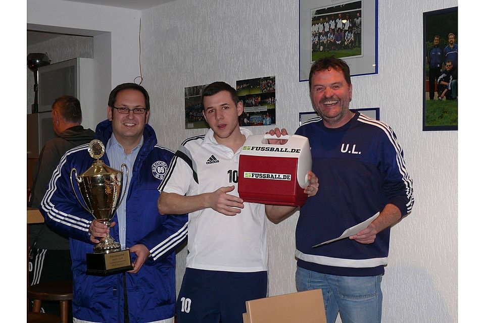 Eitorfs Geschäftsführer Uli Lichius (r.) überreicht den Pokal an Hangelars Kapitän Tobias Rieske -  Foto: Vianden