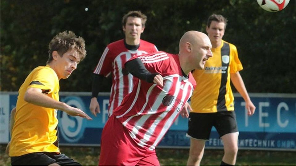 Er wurde in dieser Szene von Attenkirchens Stefan Wiesheu (l.) und zudem zweimal vom Aluminium gestoppt: Allershausens Michal Ruszkiewicz (r.). Besser machte es Markus Lachner. Der TSV-Stürmer (im Hintergrund, l.) markierte per Kopf das 1:0 und das 2:0.  Foto: Lehmann