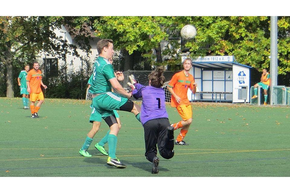 Vollen Körpereinsatz zeigte der Torhüter von Vitesse Mayence II. Dennoch verlor sein Team mit 1:5. Foto: Marth Vollen Körpereinsatz zeigte der Torhüter von Vitesse Mayence II. Dennoch verlor sein Team mit 1:5. Foto: Marth