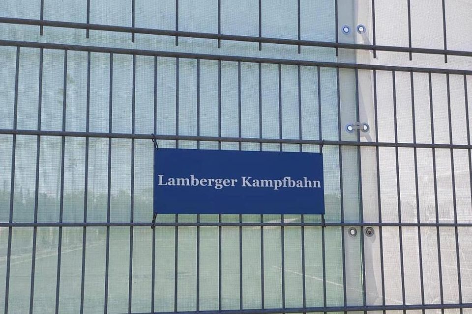„Lamberger Kampfbahn“ steht am Zaun des Athletik-Areals in der Grünwalder Straße.