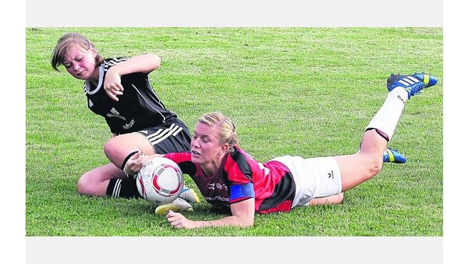 Bodenkampf auf dem Landauer Sportplatz im Halbfinale des Hessenpokals der Region Kassel: Zweikampf zwischen der Landauerin Julia Schröder (links) und Daniela Wende von der SG Anraff. Foto:? zmp