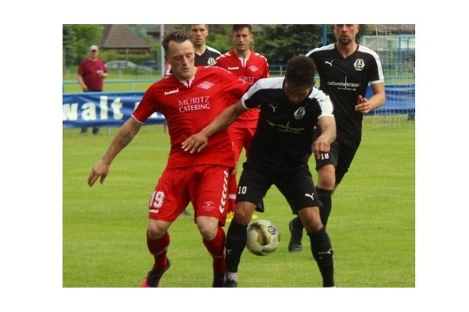 Sahid Wahab im Kampf um den Ball. Im letzten Auswärtsspiel beim Malchower SV siegte der FC Anker Wismar mit 2:1. Andreas Knothe
